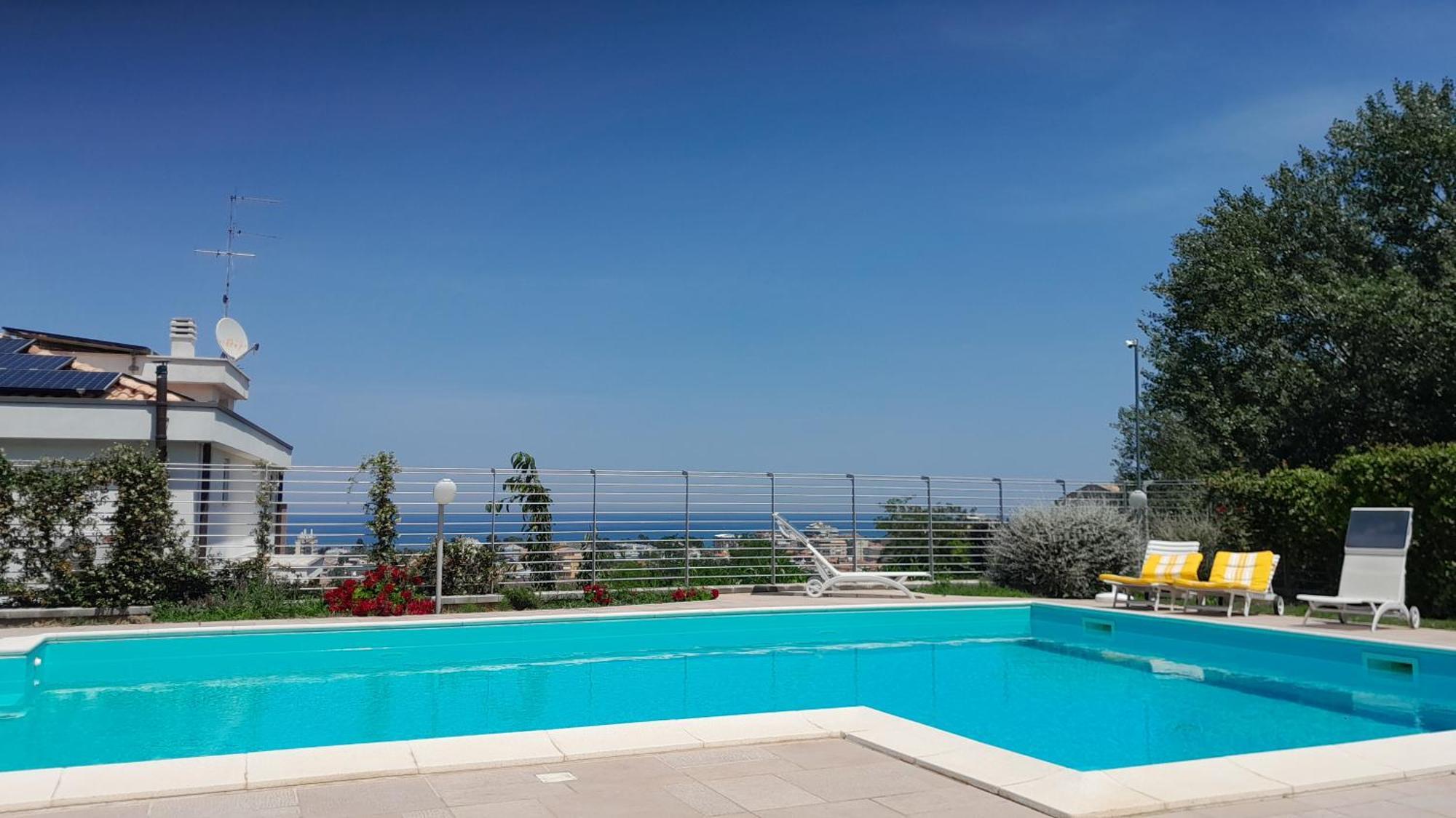 Just Blue Hotel Montesilvano Marina Exterior foto